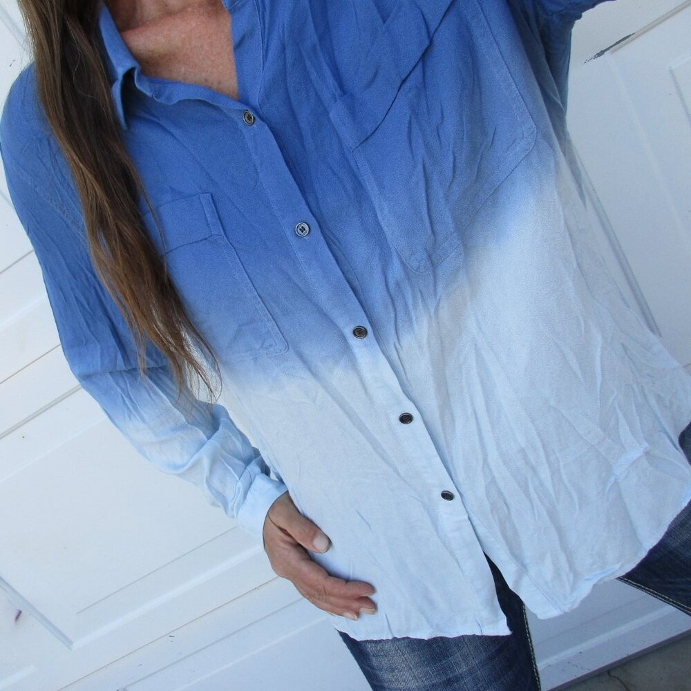 TWO by Vince Camuto Shirt Size Large Blue Ombre` Button Down